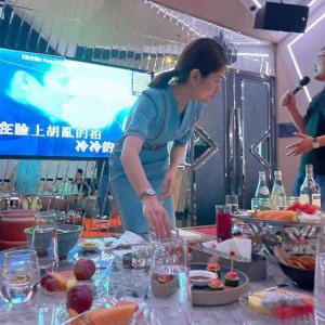 稳重正经的招聘文案搞笑（幽默风趣的稳重招聘启事）