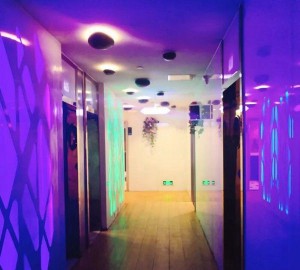 店员招聘搞笑文案范文（创意幽默店员招募启事示例）